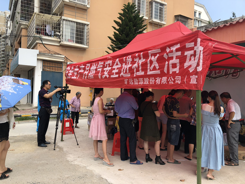 居民們井然有序排隊辦理立戶工作_副本.jpg 居民們井然有序排隊辦理立戶工作_副本.jpg