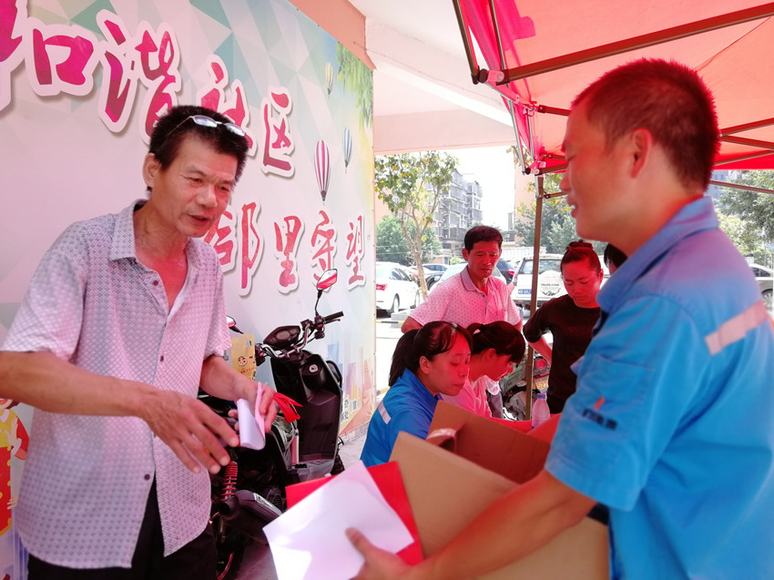 居民現(xiàn)場購買曠能燃氣灶_副本.jpg 居民現(xiàn)場購買曠能燃氣灶_副本.jpg