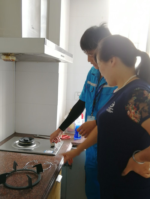 工作人員正對居民進行使用方法講解_副本.jpg 工作人員正對居民進行使用方法講解_副本.jpg