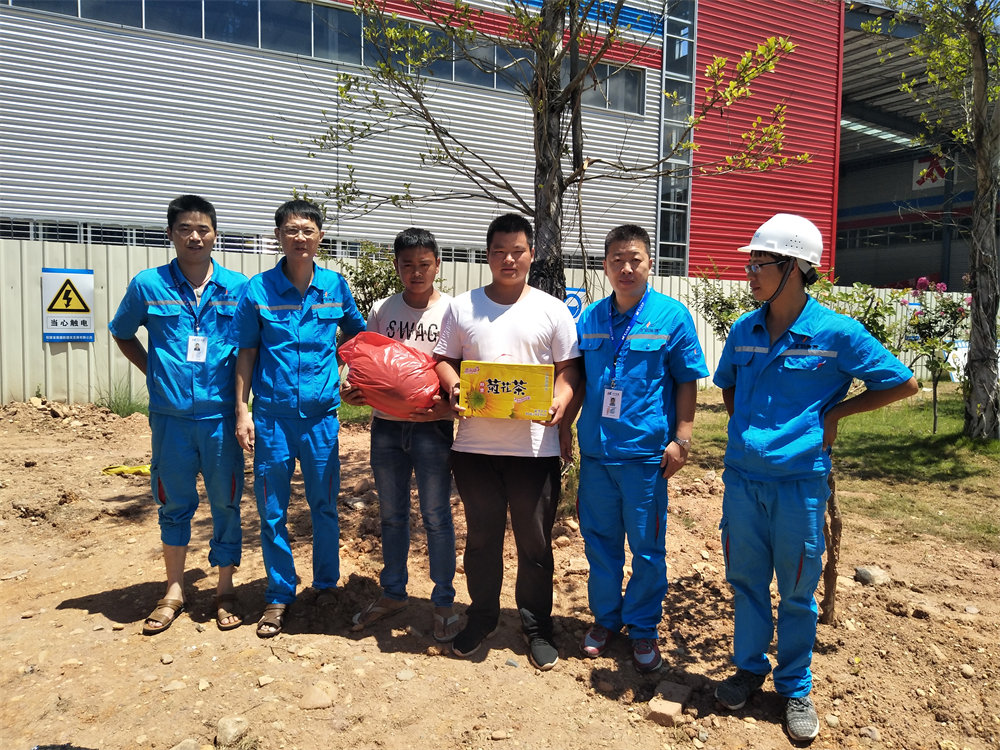 2018年7月18日 上杭曠遠(yuǎn)能源總經(jīng)理高溫慰問(wèn)到工地，炎炎夏日送清涼